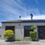 Nettoyage de panneaux solaires à Nevers : faut-il faire appel à un professionnel ?